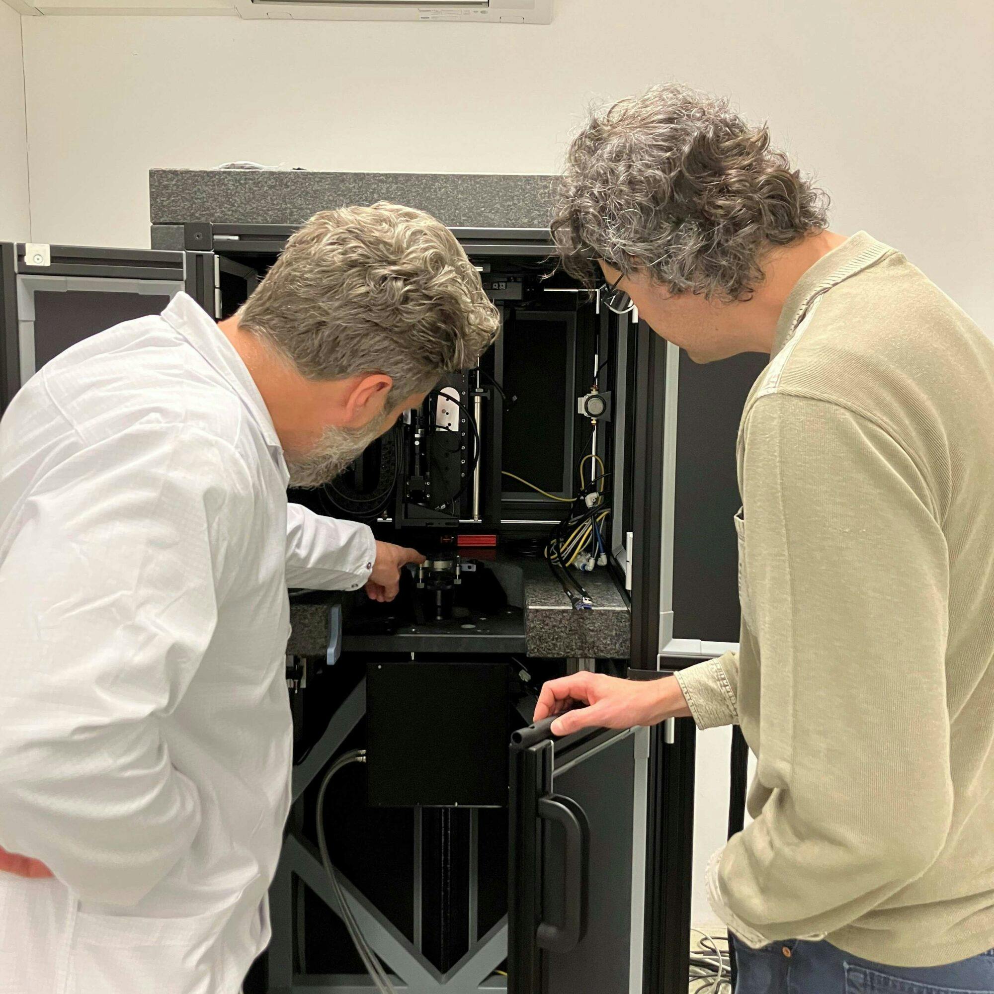 CEO Florian Zangerl and Dr. Dario Bressan looking at In-Vision's Ligth Engine